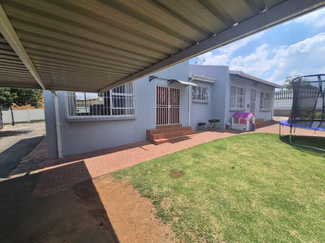 3 Bedroom House For Sale in Lambton