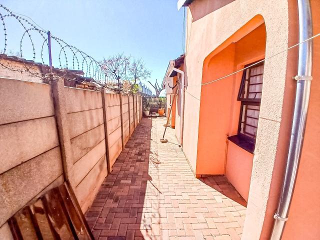 3 Bedroom House For Sale in Lenasia Ext 11