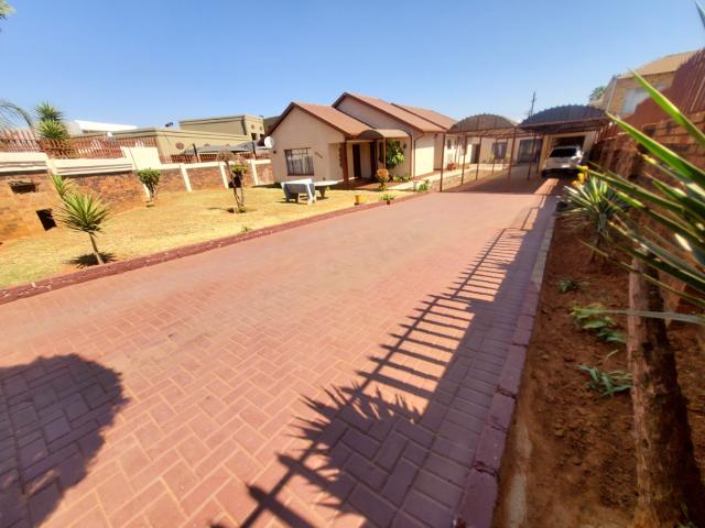 3 Bedroom House For Sale in Lenasia South