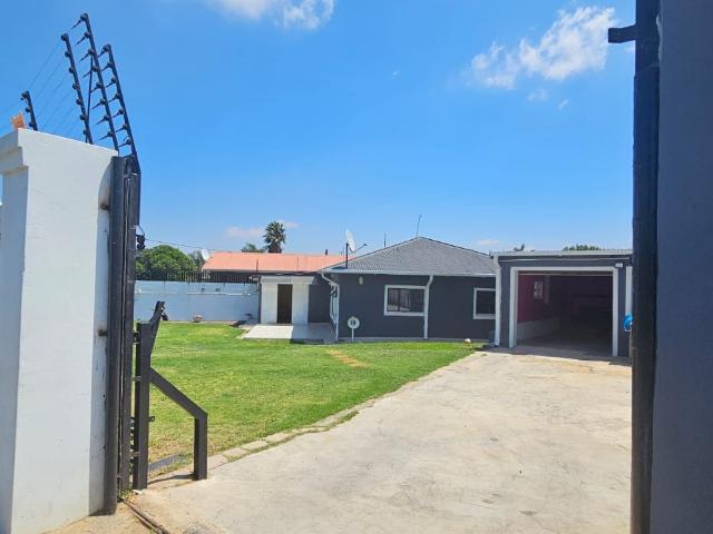3 Bedroom House For Sale in Lindbergh Park