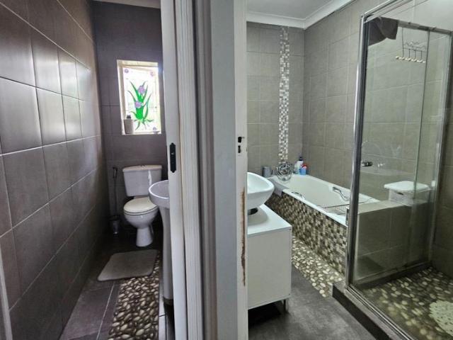 3 Bedroom House For Sale in Linmeyer