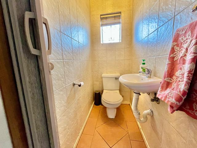 3 Bedroom House For Sale in Linmeyer