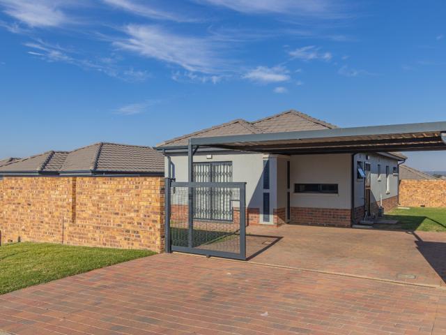 3 Bedroom House For Sale in Lion Pride