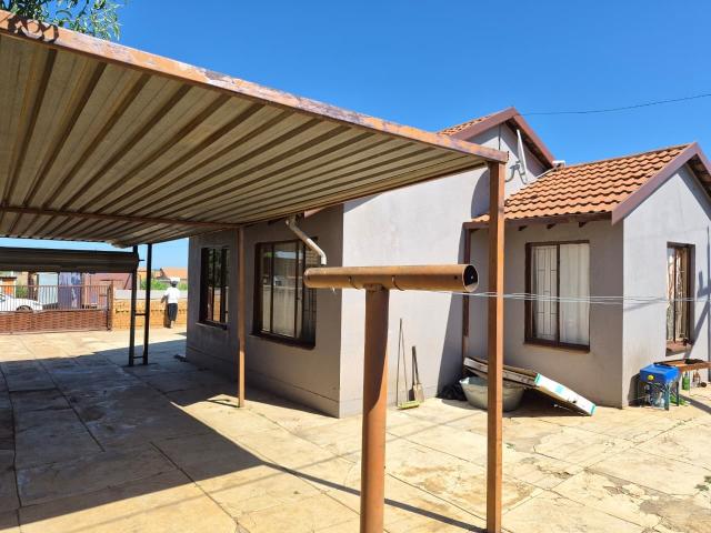 3 Bedroom House For Sale in Mohlakeng