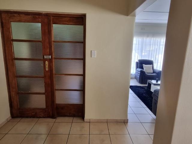 3 Bedroom House For Sale in Mondeor
