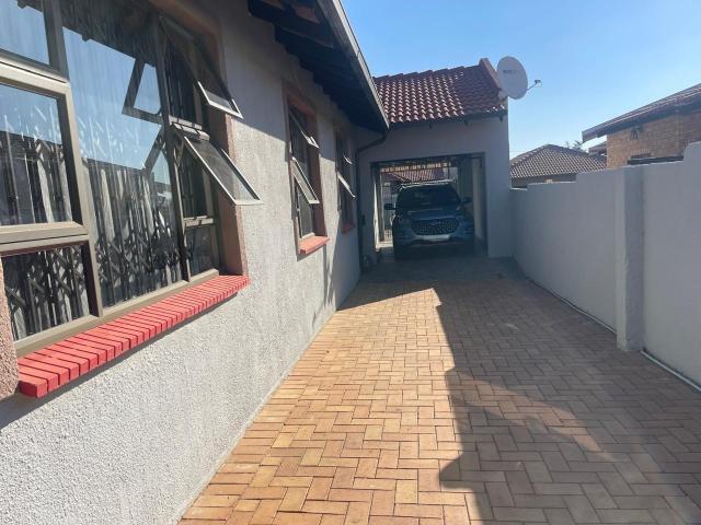 3 Bedroom House For Sale in Meredale