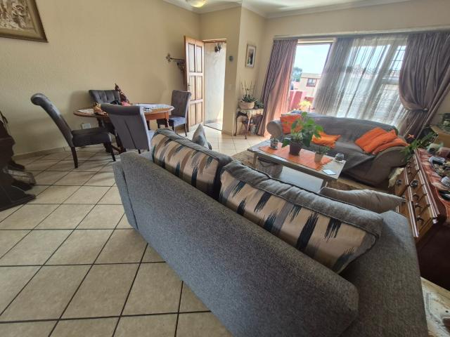 3 Bedroom House For Sale in New Market Park