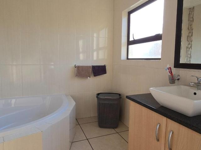 3 Bedroom House For Sale in New Market Park