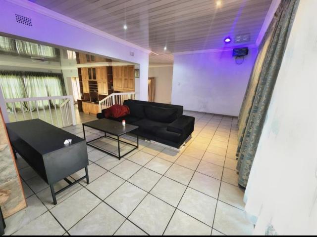 3 Bedroom House For Sale in South Crest