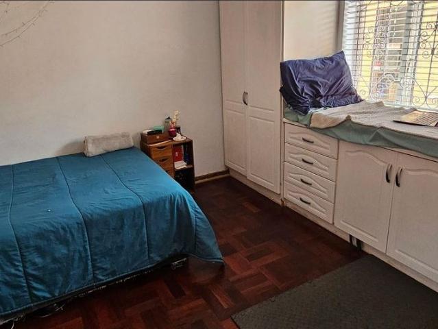 3 Bedroom House For Sale in South Crest