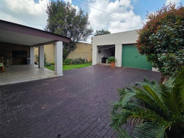3 Bedroom House For Sale in South Crest