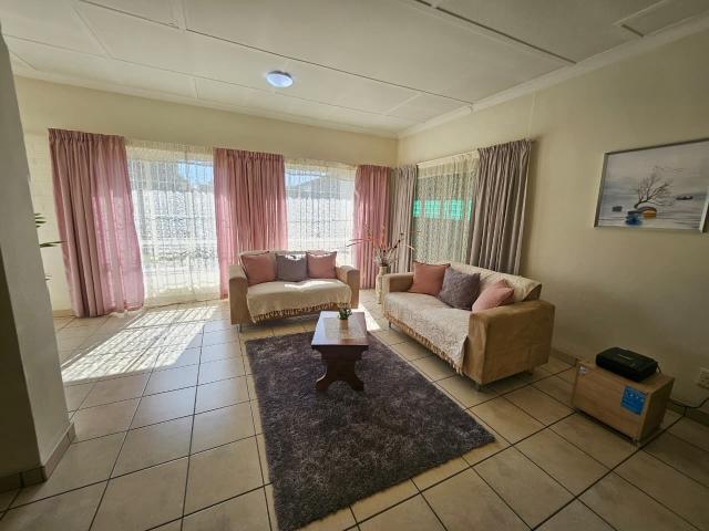 3 Bedroom House For Sale in South Crest