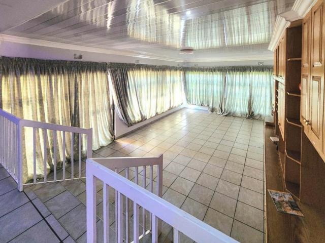 3 Bedroom House For Sale in South Crest