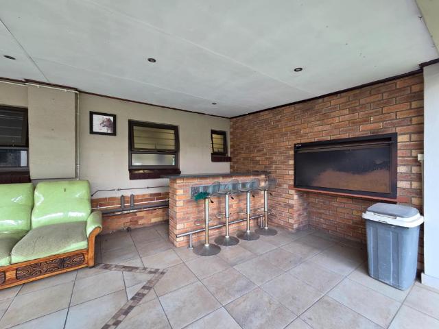 3 Bedroom House For Sale in South Crest