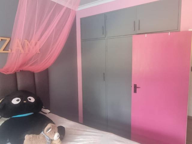 3 Bedroom House For Sale in South Crest