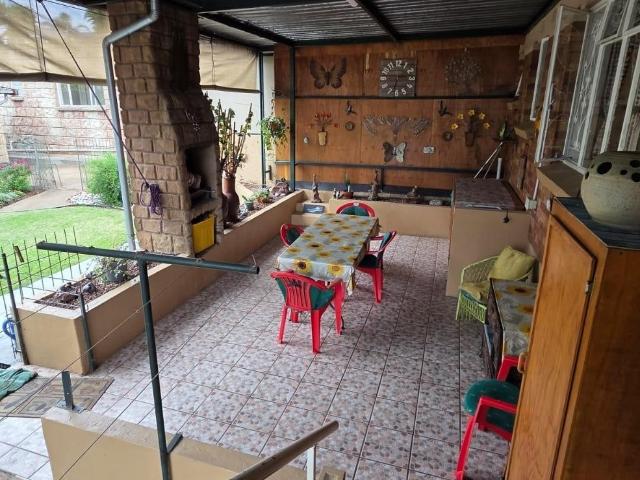 3 Bedroom House For Sale in South Crest