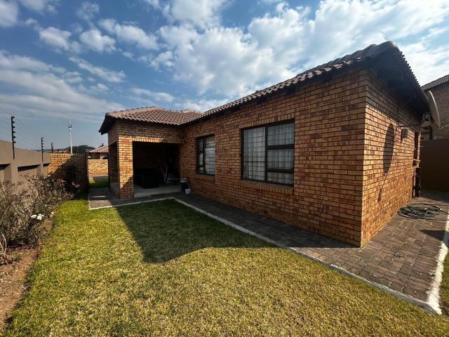 3 Bedroom House For Sale in South Crest