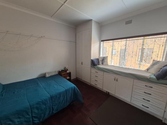 3 Bedroom House For Sale in South Crest