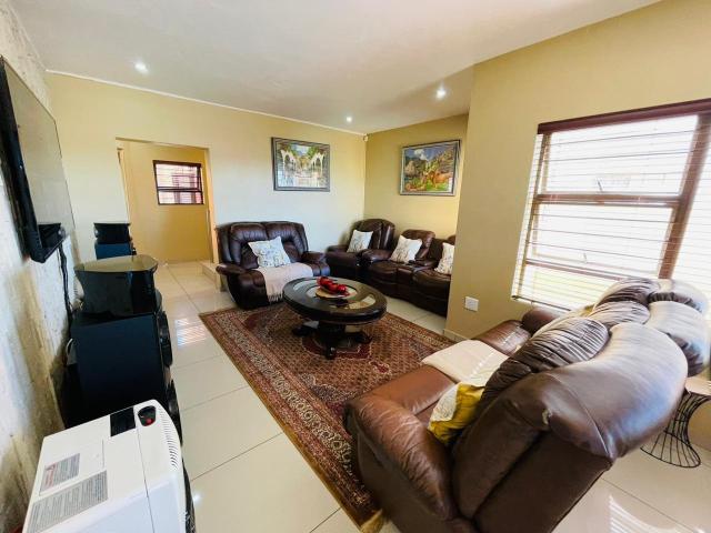 3 Bedroom House For Sale in South Crest