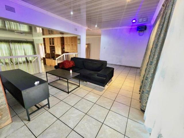 3 Bedroom House For Sale in South Crest
