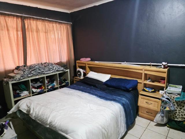 3 Bedroom House For Sale in Songloed
