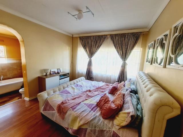 3 Bedroom House For Sale in Songloed