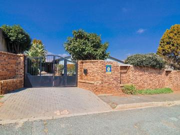 3 Bedroom House For Sale in Sophiatown