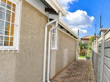 3 Bedroom House For Sale in Sophiatown