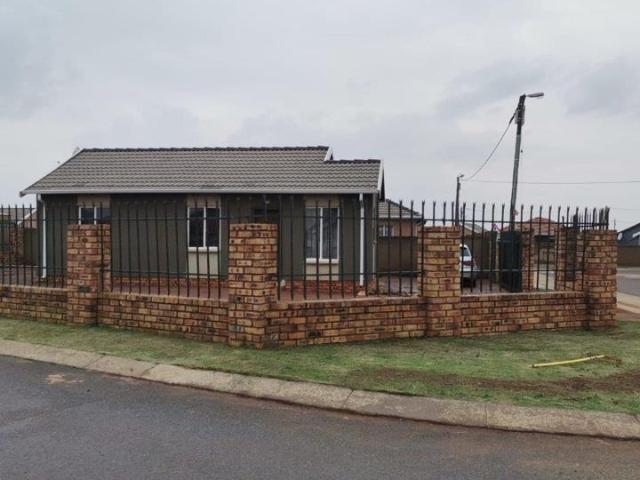 3 Bedroom House For Sale in Savanna City