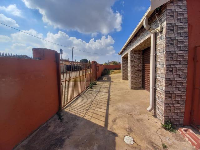3 Bedroom House For Sale in Savanna City