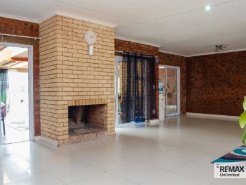 3 Bedroom House For Sale in Saron