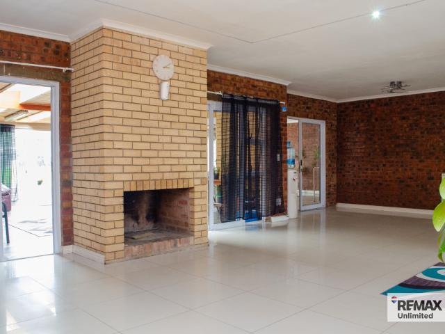 3 Bedroom House For Sale in Saron