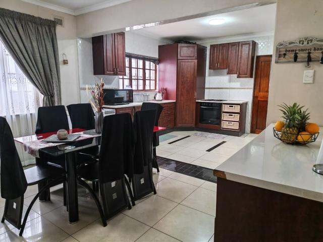 3 Bedroom House For Sale in Shallcross