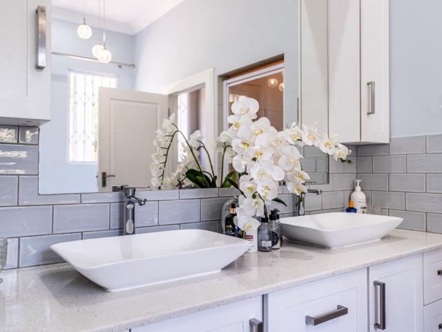 3 Bedroom House For Sale in Shere