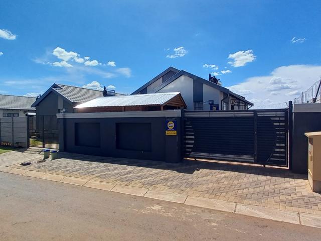 3 Bedroom House For Sale in Sky City