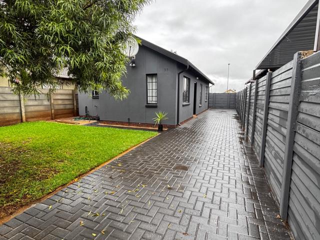 3 Bedroom House For Sale in Sky City