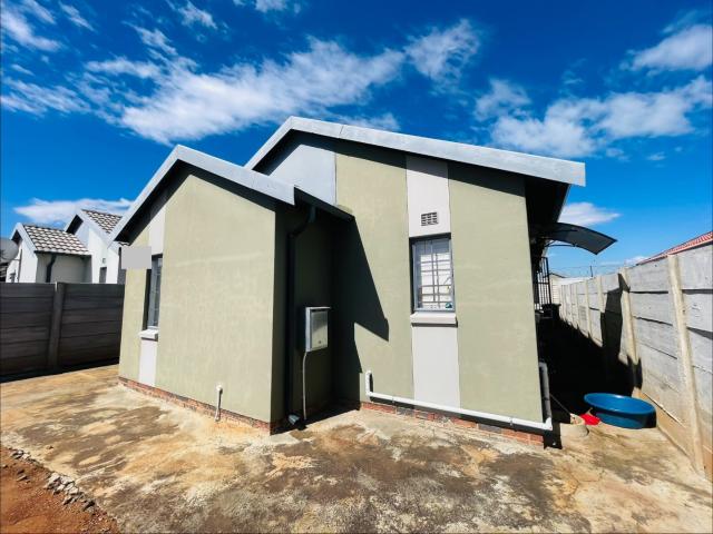 3 Bedroom House For Sale in Sky City