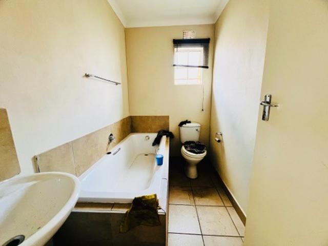 3 Bedroom House For Sale in Sky City