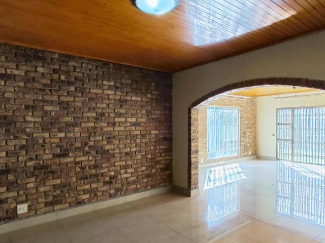3 Bedroom House For Sale in Sunward Park