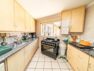 3 Bedroom House For Sale in Sunward Park