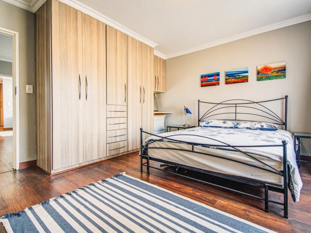 3 Bedroom House For Sale in Sunward Park