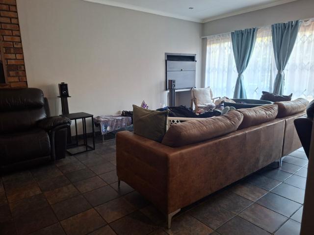 3 Bedroom House For Sale in Sunward Park