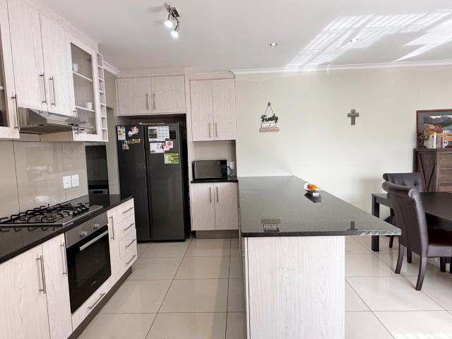 3 Bedroom House For Sale in Parklands North