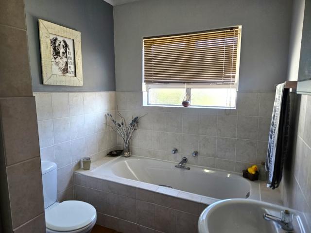 3 Bedroom House For Sale in Pearly Beach