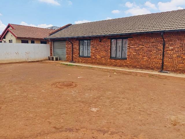 3 Bedroom House For Sale in Protea Glen