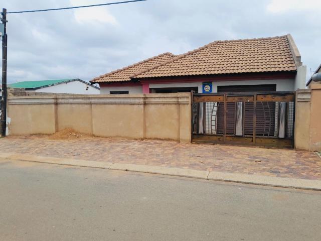 3 Bedroom House For Sale in Protea Glen