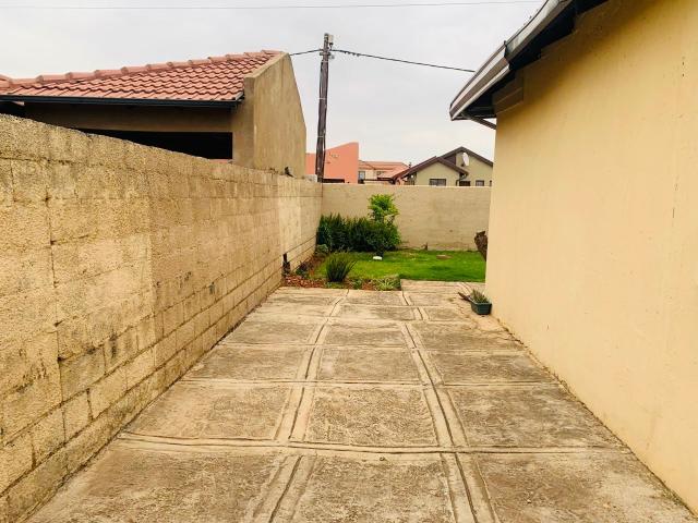 3 Bedroom House For Sale in Protea Glen
