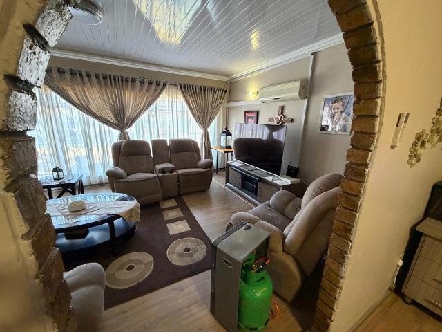 3 Bedroom House For Sale in Rothdene