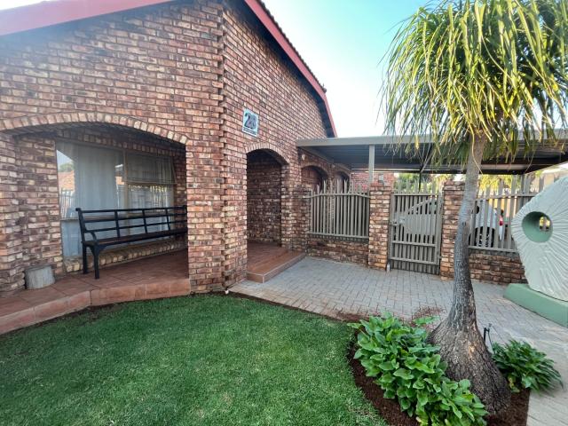 3 Bedroom House For Sale in Roylglen Gardens