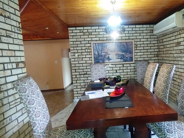 3 Bedroom House For Sale in Roylglen Gardens